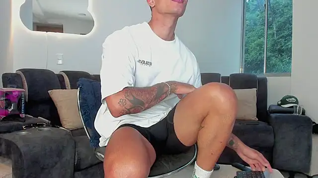 Snapshot of davis_alx1 chatting on 02/16/25, 11:05 davis alx1 online show from 02/16/25, 11:05