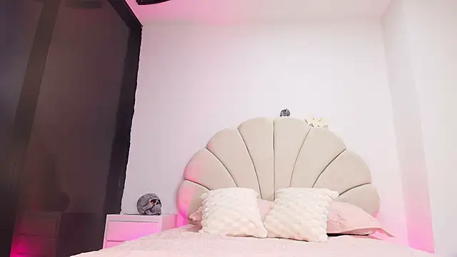 Snapshot of aisha_sh chatting on 10/28/25, 11:58 aisha sh online show from 10/28/25, 11:58