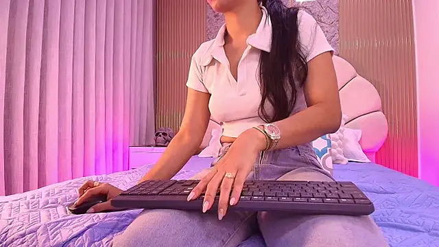 Snapshot of aisha_sh chatting on 11/01/25, 11:56 aisha sh online show from 11/01/25, 11:56