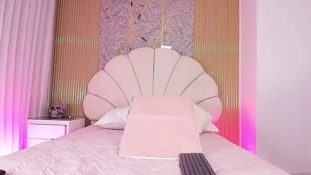 Snapshot of aisha_sh chatting on 11/04/25, 12:04 aisha sh online show from 11/04/25, 12:04