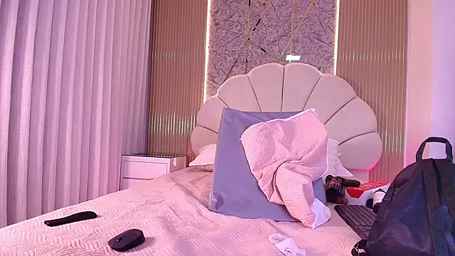 Snapshot of aisha_sh chatting on 11/11/25, 12:05 aisha sh online show from 11/11/25, 12:05