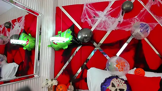 Snapshot of SusanCouper chatting on 10/30/25, 10:32 SusanCouper online show from 10/30/25, 10:32