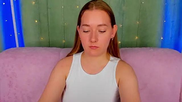 Snapshot of AlinaVice chatting on 05/19/26, 01:11 AlinaVice online show from 05/19/26, 01:11