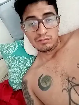 Snapshot of ale3J4a chatting on 10/27/25, 02:43 ale3J4a online show from 10/27/25, 02:43