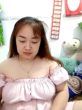 Snapshot of VyOanh2K chatting on 02/13/25, 12:43 VyOanh2K online show from 02/13/25, 12:43