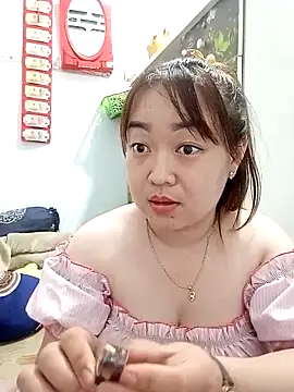 Snapshot of VyOanh2K chatting on 02/13/25, 04:28 VyOanh2K online show from 02/13/25, 04:28