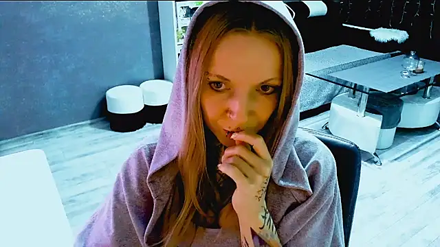 Snapshot of InesGold chatting on 10/17/25, 08:22 InesGold online show from 10/17/25, 08:22