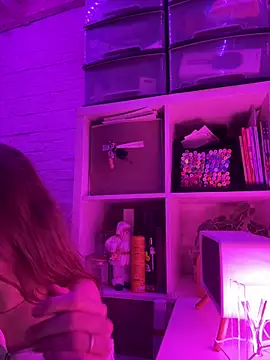 Snapshot of sophiamlf chatting on 12/17/25, 10:16 sophiamlf online show from 12/17/25, 10:16