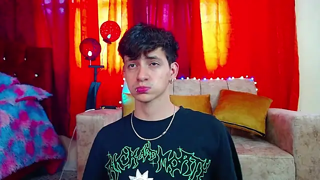 Snapshot of GabyThoms chatting on 12/20/24, 07:39 GabyThoms online show from 12/20/24, 07:39