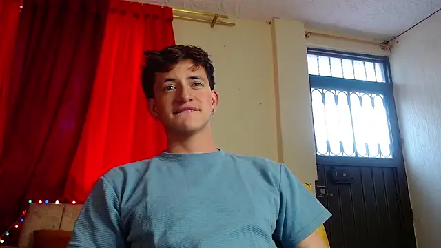 Snapshot of GabyThoms chatting on 01/02/25, 08:02 GabyThoms online show from 01/02/25, 08:02