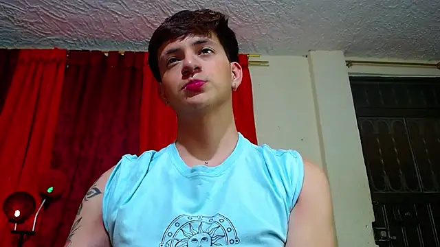 Snapshot of GabyThoms chatting on 01/05/25, 08:54 GabyThoms online show from 01/05/25, 08:54