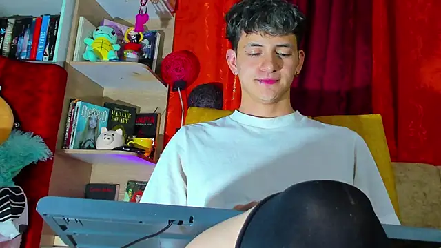 Snapshot of GabyThoms chatting on 03/05/25, 04:45 GabyThoms online show from 03/05/25, 04:45