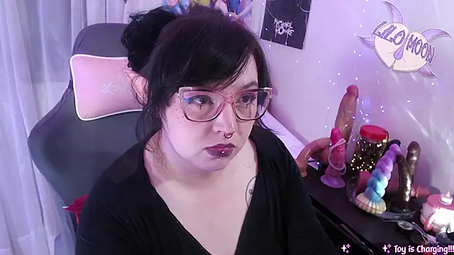 Snapshot of LiloMoon69 chatting on 05/26/26, 06:31 LiloMoon69 online show from 05/26/26, 06:31