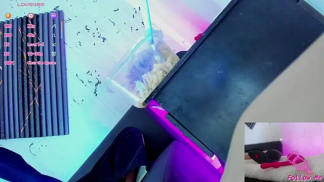 Snapshot of Piggy_Eddy chatting on 11/22/25, 12:53 Piggy Eddy online show from 11/22/25, 12:53