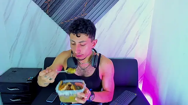 Snapshot of Piggy_Eddy chatting on 11/27/25, 08:11 Piggy Eddy online show from 11/27/25, 08:11