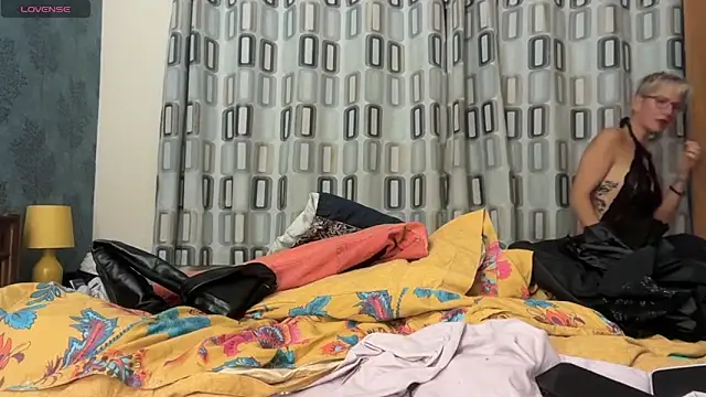 Snapshot of JennyHazel1 chatting on 11/16/25, 06:13 JennyHazel1 online show from 11/16/25, 06:13