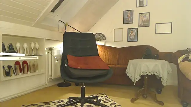 Snapshot of GinaBlonde chatting on 01/06/25, 12:37 GinaBlonde online show from 01/06/25, 12:37
