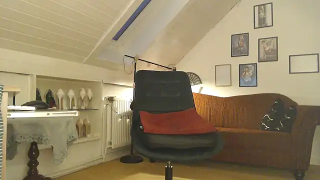 Snapshot of GinaBlonde chatting on 01/13/25, 06:49 GinaBlonde online show from 01/13/25, 06:49