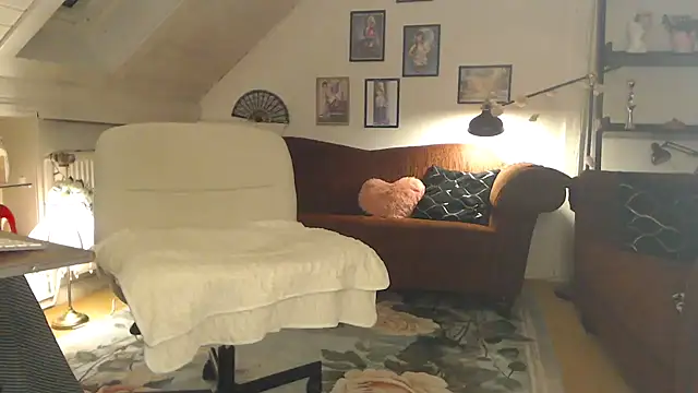 Snapshot of GinaBlonde chatting on 11/15/25, 04:36 GinaBlonde online show from 11/15/25, 04:36