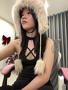 Snapshot of -rosiie- chatting on 12/12/24, 02:15 -rosiie- online show from 12/12/24, 02:15