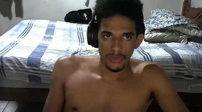 Snapshot of RenziTatte chatting on 03/15/25, 01:52 RenziTatte online show from 03/15/25, 01:52