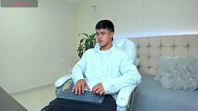 Rob saenz  online show from 02/09/25, 03:22