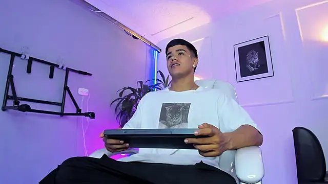 Rob saenz  online show from 11/24/25, 02:17