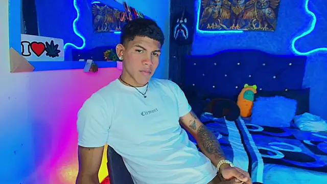 Snapshot of Damian_latinxxx chatting on 01/28/25, 05:32 Damian latinxxx online show from 01/28/25, 05:32