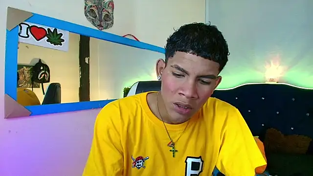 Snapshot of Damian_latinxxx chatting on 02/02/25, 02:27 Damian latinxxx online show from 02/02/25, 02:27