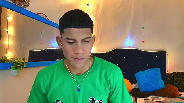 Snapshot of Damian_latinxxx chatting on 02/14/25, 03:11 Damian latinxxx online show from 02/14/25, 03:11