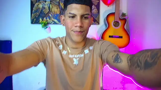 Snapshot of Damian_latinxxx chatting on 02/15/25, 06:12 Damian latinxxx online show from 02/15/25, 06:12