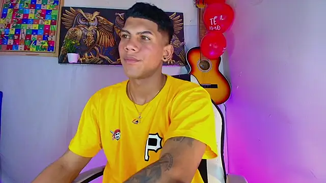 Snapshot of Damian_latinxxx chatting on 02/15/25, 10:10 Damian latinxxx online show from 02/15/25, 10:10