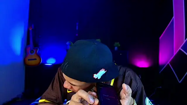 Snapshot of Damian_latinxxx chatting on 02/25/25, 03:09 Damian latinxxx online show from 02/25/25, 03:09