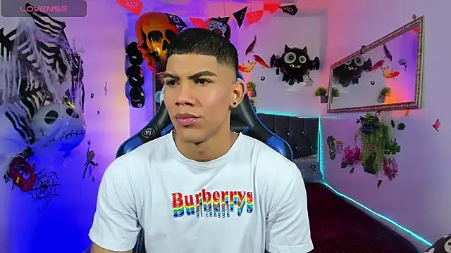 Snapshot of Damian_latinxxx chatting on 10/15/25, 03:06 Damian latinxxx online show from 10/15/25, 03:06