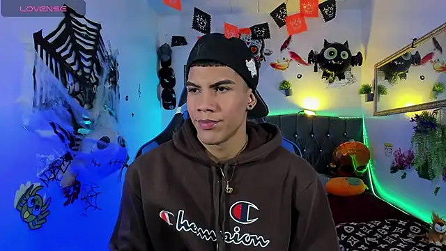 Snapshot of Damian_latinxxx chatting on 10/19/25, 03:07 Damian latinxxx online show from 10/19/25, 03:07