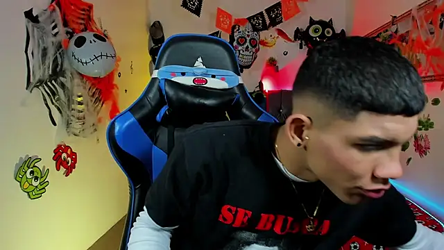 Snapshot of Damian_latinxxx chatting on 10/23/25, 03:06 Damian latinxxx online show from 10/23/25, 03:06