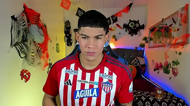 Snapshot of Damian_latinxxx chatting on 10/24/25, 02:52 Damian latinxxx online show from 10/24/25, 02:52