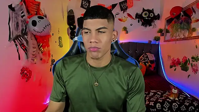 Snapshot of Damian_latinxxx chatting on 10/28/25, 03:10 Damian latinxxx online show from 10/28/25, 03:10