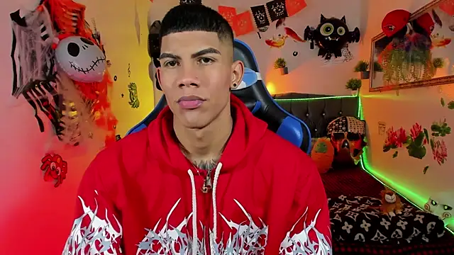 Snapshot of Damian_latinxxx chatting on 10/29/25, 03:20 Damian latinxxx online show from 10/29/25, 03:20