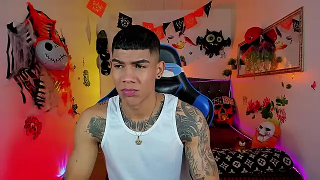 Snapshot of Damian_latinxxx chatting on 10/30/25, 03:08 Damian latinxxx online show from 10/30/25, 03:08