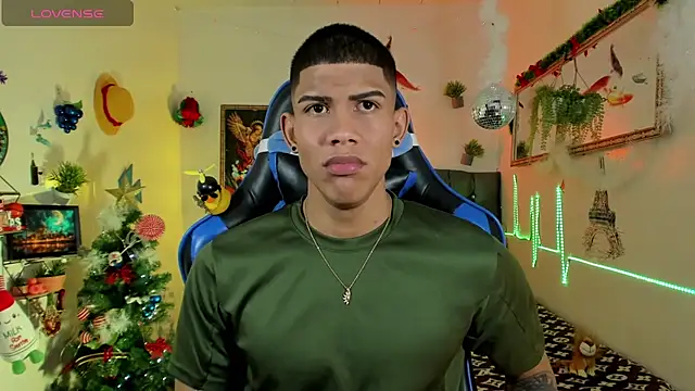 Snapshot of Damian_latinxxx chatting on 11/26/25, 03:18 Damian latinxxx online show from 11/26/25, 03:18