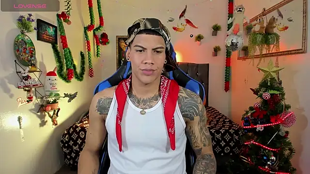 Snapshot of Damian_latinxxx chatting on 12/15/25, 03:11 Damian latinxxx online show from 12/15/25, 03:11