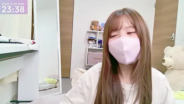 Snapshot of -SHINON- chatting on 11/19/25, 02:39 -SHINON- online show from 11/19/25, 02:39