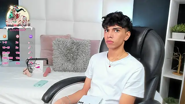 Snapshot of Santy_carrington chatting on 12/27/24, 10:16 Santy carrington online show from 12/27/24, 10:16