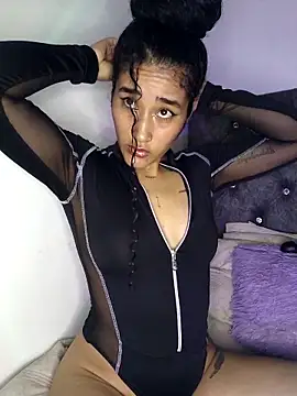 Snapshot of jaderossxx chatting on 11/18/25, 02:39 jaderossxx online show from 11/18/25, 02:39