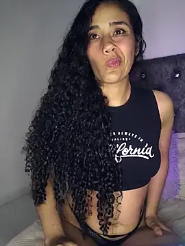 Snapshot of jaderossxx chatting on 11/29/25, 04:04 jaderossxx online show from 11/29/25, 04:04