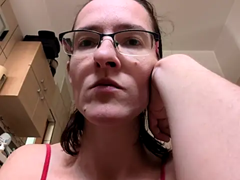 Snapshot of Milky_hairy_mommy chatting on 12/16/25, 10:42 Milky hairy mommy online show from 12/16/25, 10:42