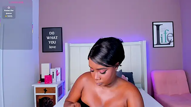 Britanymooree online show from 11/12/25, 07:46