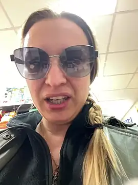 Snapshot of OlgaBuzzz chatting on 03/20/25, 07:47 OlgaBuzzz online show from 03/20/25, 07:47