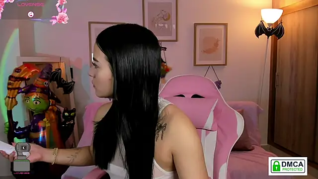 Snapshot of Veronica_isaza__ chatting on 10/07/25, 12:46 Veronica isaza online show from 10/07/25, 12:46